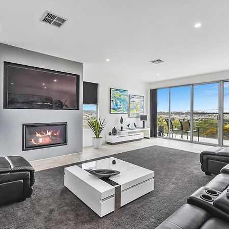 Conroe Executive Townhouse - Modern & Stylish Apartment เมาท์แกมเบีย ภายนอก รูปภาพ