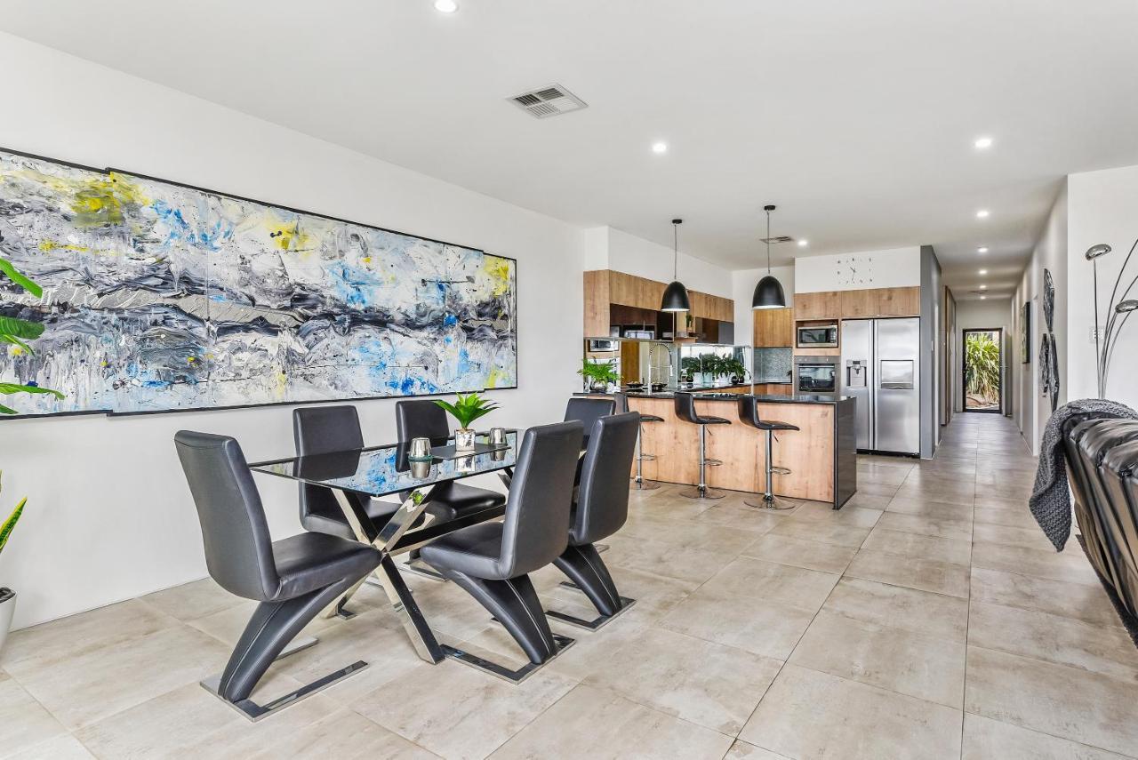 Conroe Executive Townhouse - Modern & Stylish Apartment เมาท์แกมเบีย ภายนอก รูปภาพ