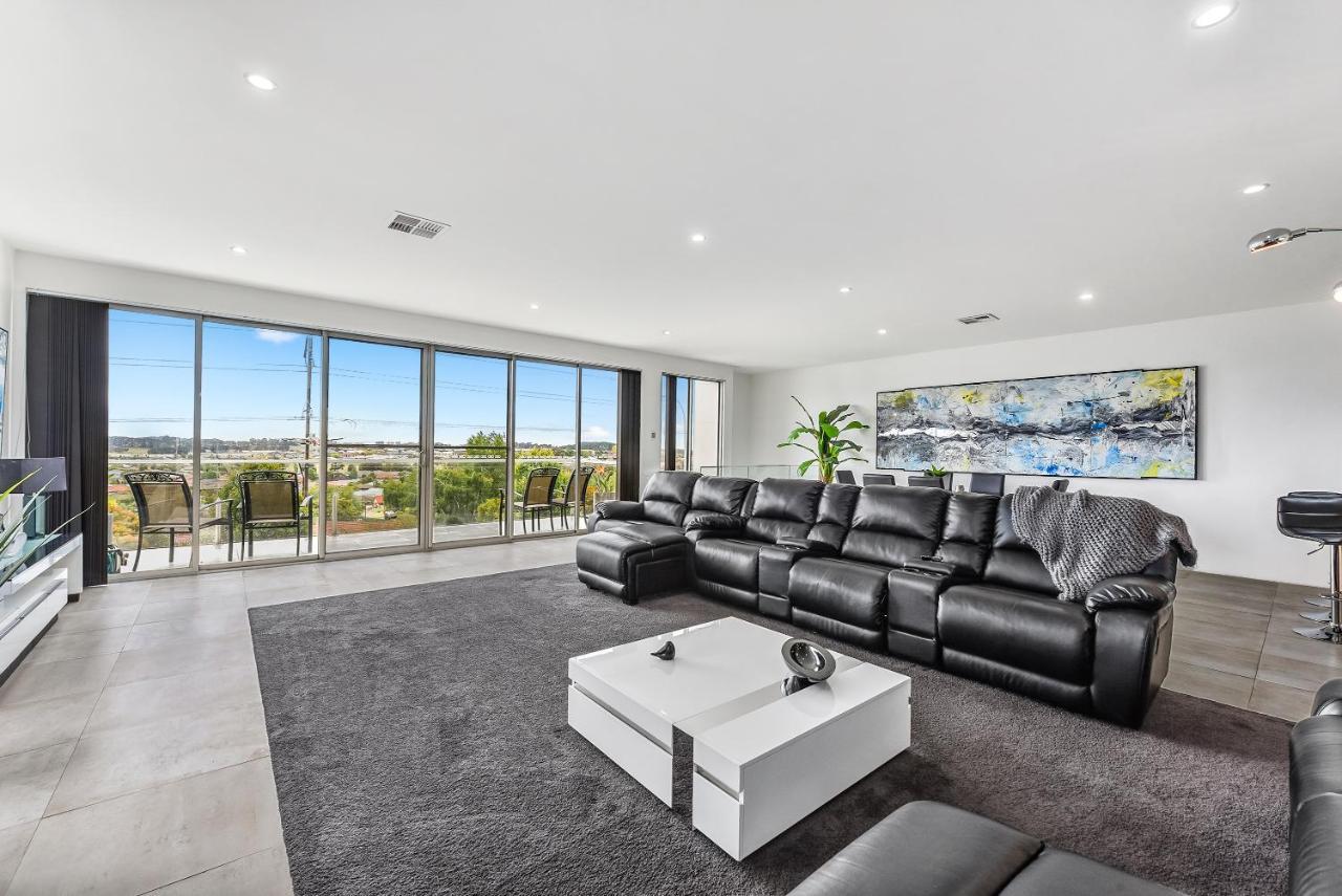 Conroe Executive Townhouse - Modern & Stylish Apartment เมาท์แกมเบีย ภายนอก รูปภาพ