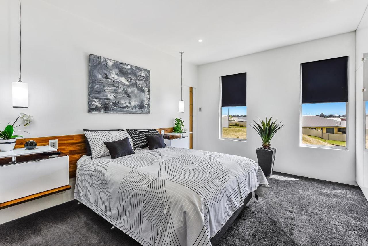 Conroe Executive Townhouse - Modern & Stylish Apartment เมาท์แกมเบีย ภายนอก รูปภาพ