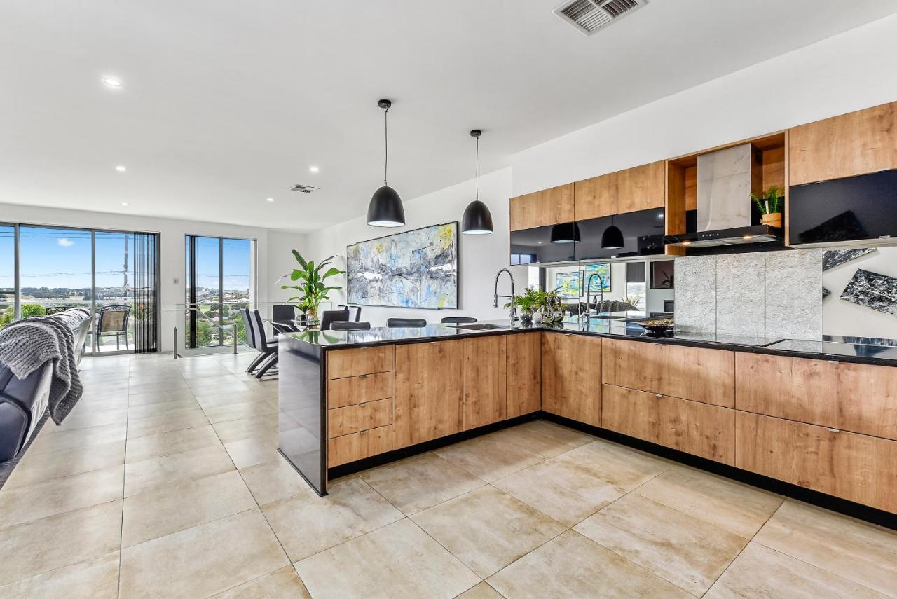 Conroe Executive Townhouse - Modern & Stylish Apartment เมาท์แกมเบีย ภายนอก รูปภาพ